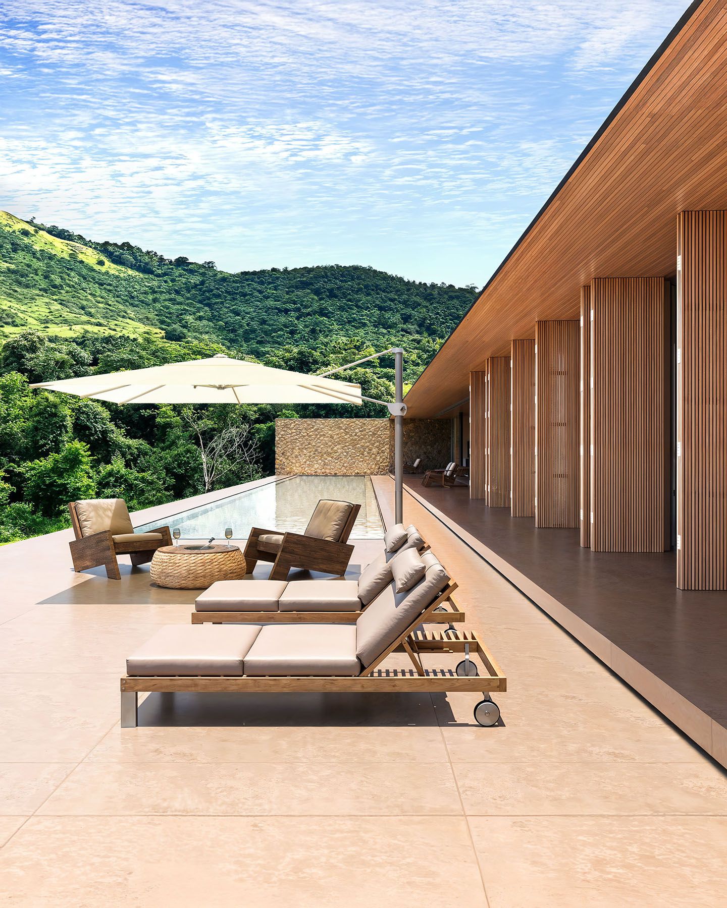 Piscina de borda infinita da Casa SM com as montanhas verdes ao fundo